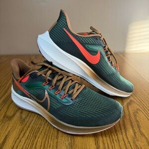 Nike Pegasus 39 (Size 10) – Gorge Green / Ale Brown / Neon Orange